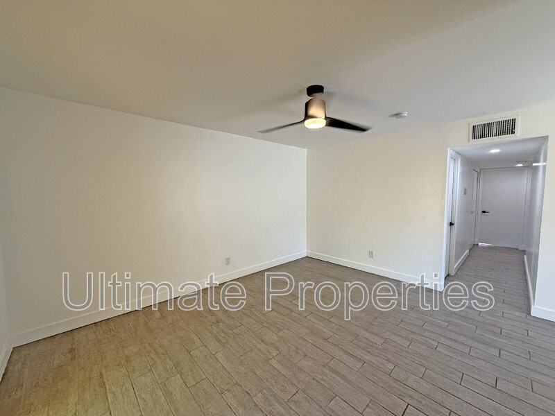 1021 W Mission Ln - Photo 4 of 22