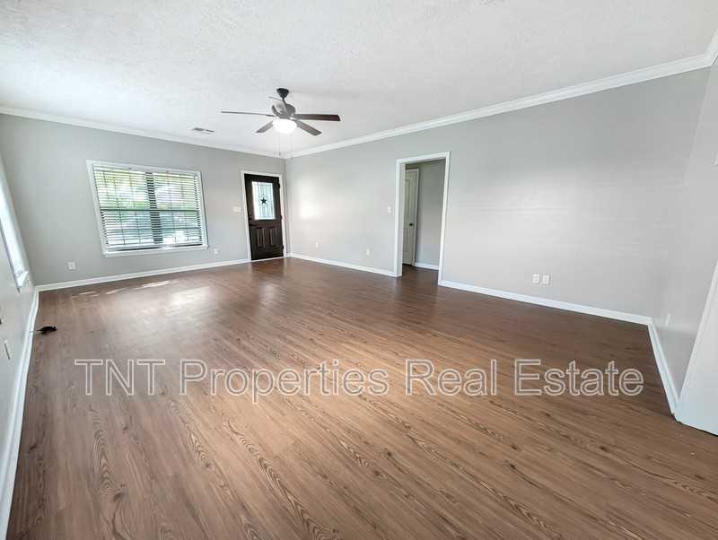 1006 Cedar St - Photo 3 of 23