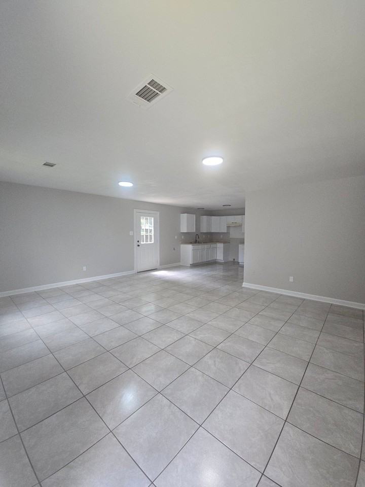 141 Shelton St #1 - Photo 3 of 7