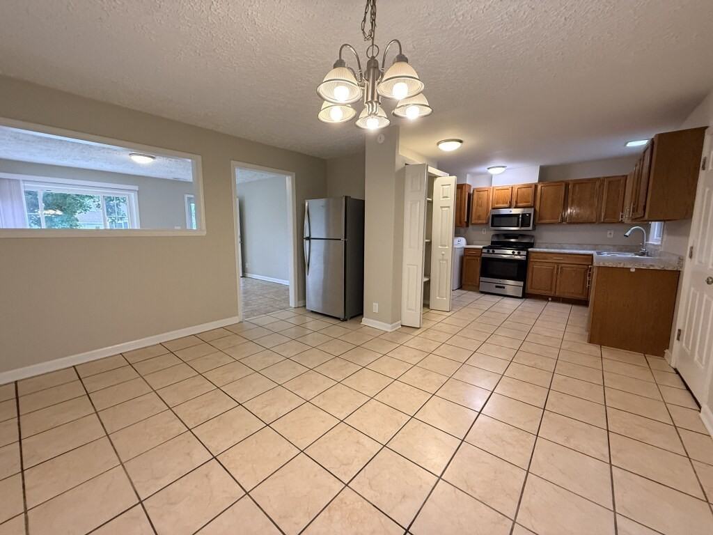 1004 Oakland Dr #1 - Photo 3 of 30