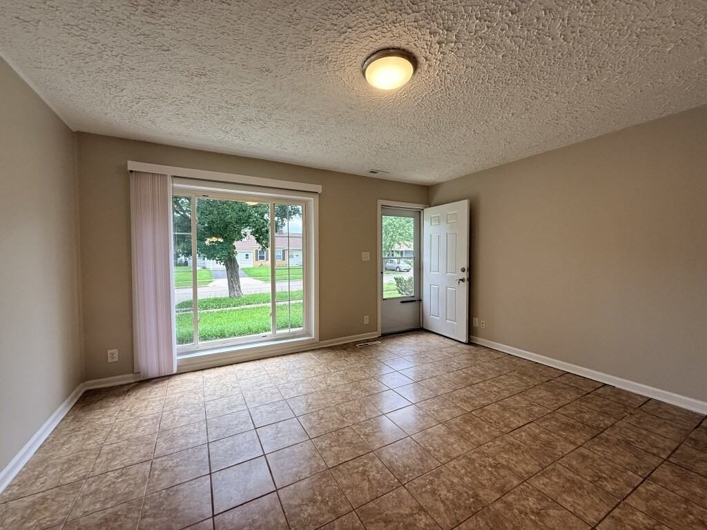 1004 Oakland Dr #1 - Photo 4 of 30