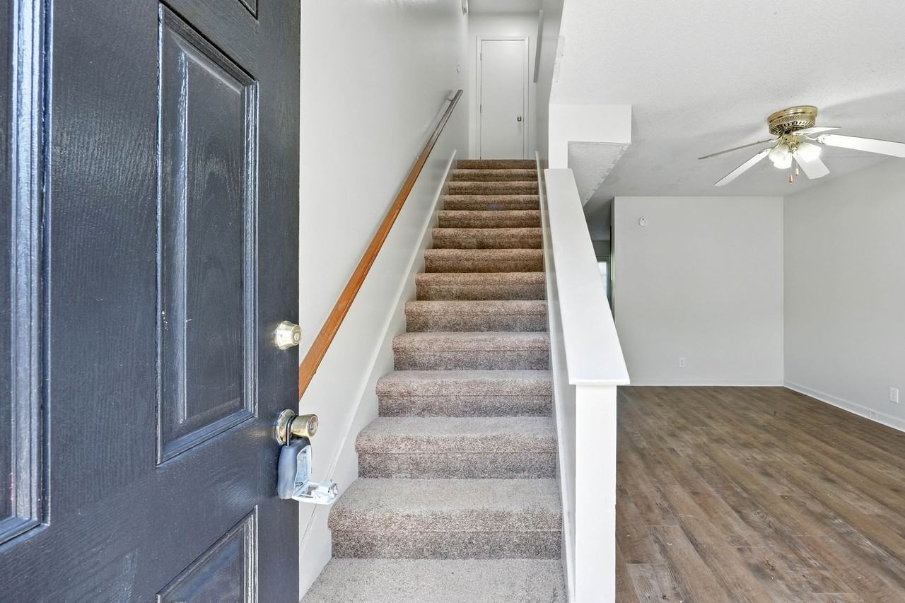 253 Stateline Rd - Photo 3 of 17