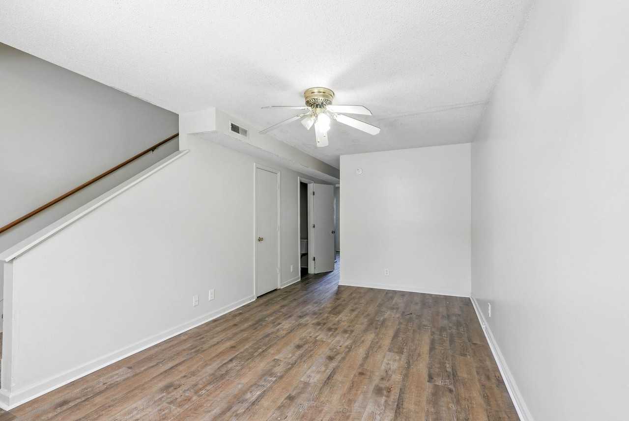 253 Stateline Rd - Photo 4 of 17