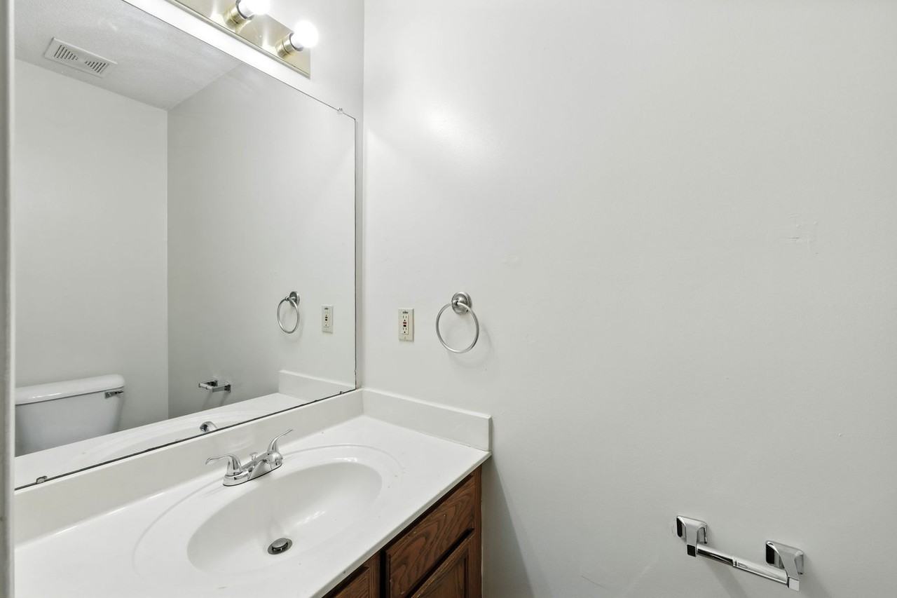 253 Stateline Rd - Photo 6 of 17