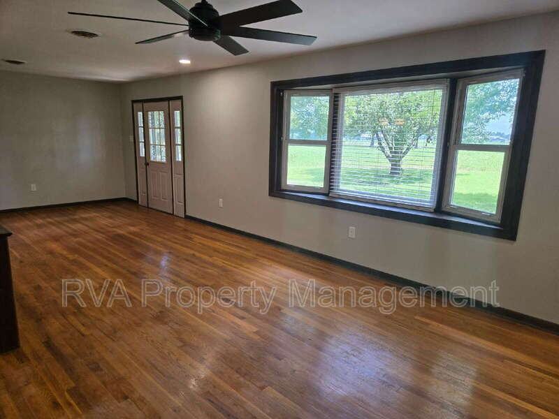 4476 Country Walk Ln - Photo 4 of 16