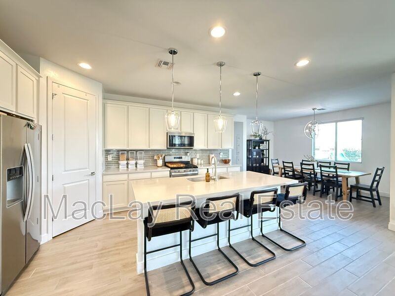 10312 E Revolution Dr - Photo 3 of 26