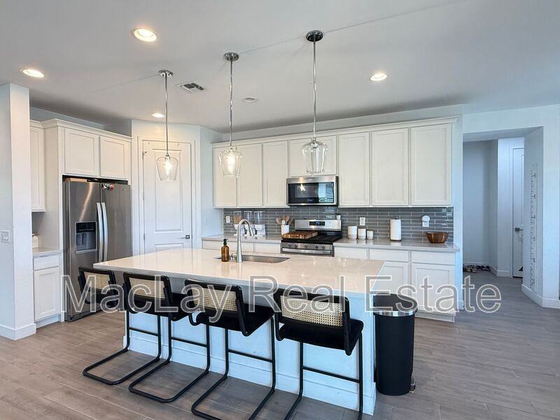 10312 E Revolution Dr - Photo 4 of 26