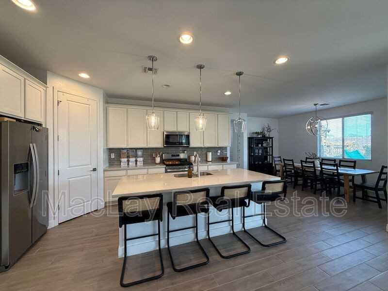 10312 E Revolution Dr - Photo 5 of 26