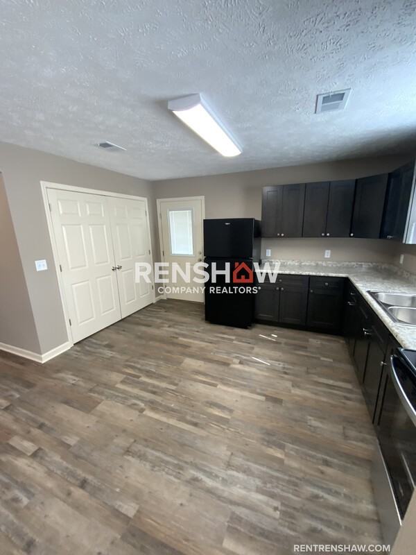 137 Hawthorne Ave - Photo 3 of 16