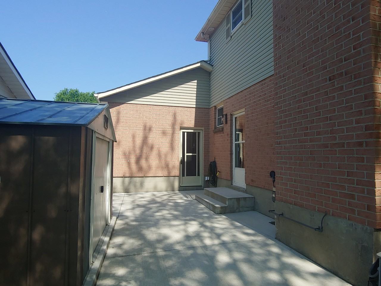683 Braeside Crescent - Photo 3 of 16