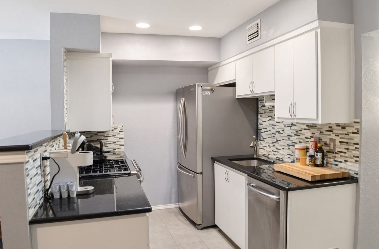 505 W 7th St - Photo 7 of 16