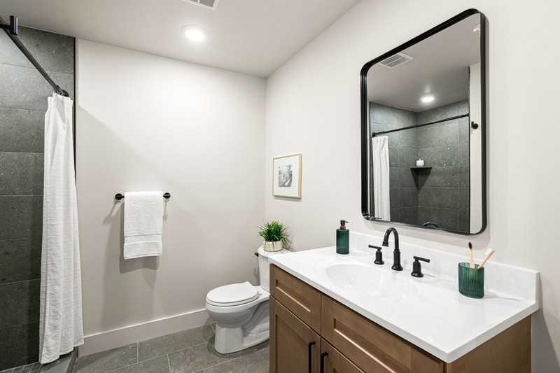 201 Leverington Ave - Photo 4 of 14