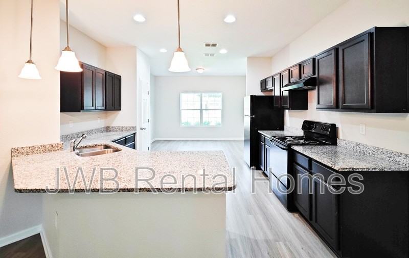 7104 Matthew St - Photo 2 of 12