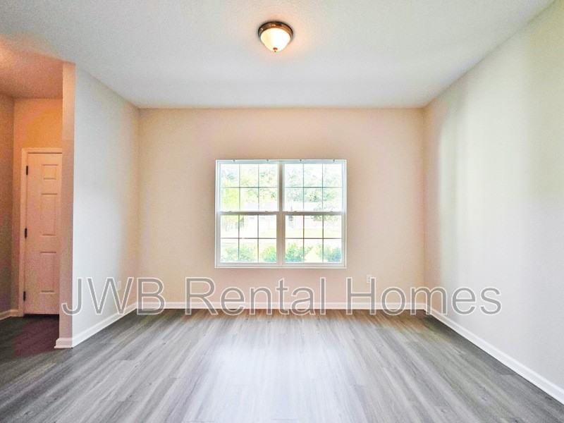 7104 Matthew St - Photo 4 of 12