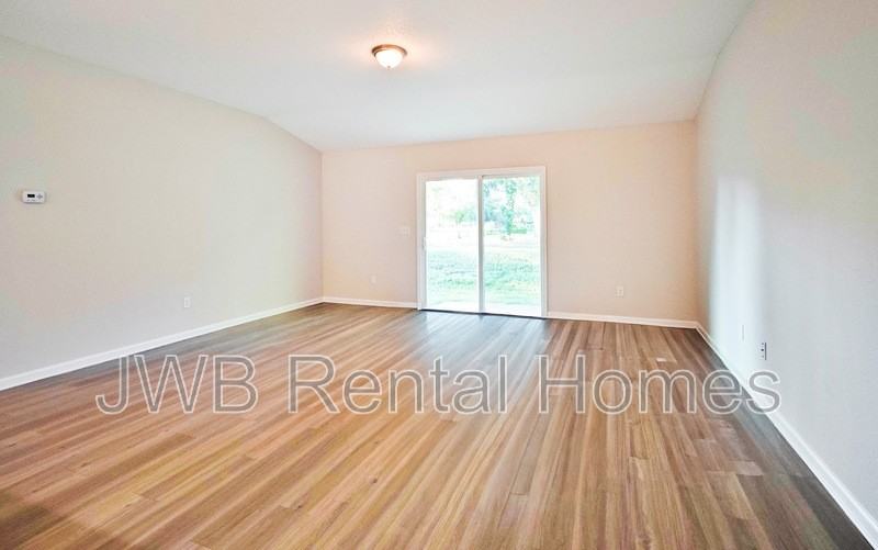 7104 Matthew St - Photo 6 of 12