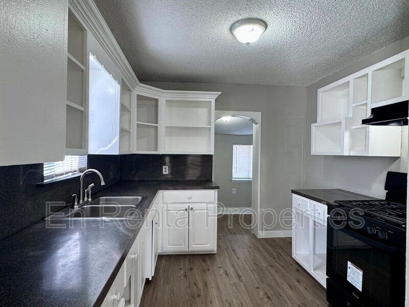 716 W Broadus Ave - Photo 4 of 9