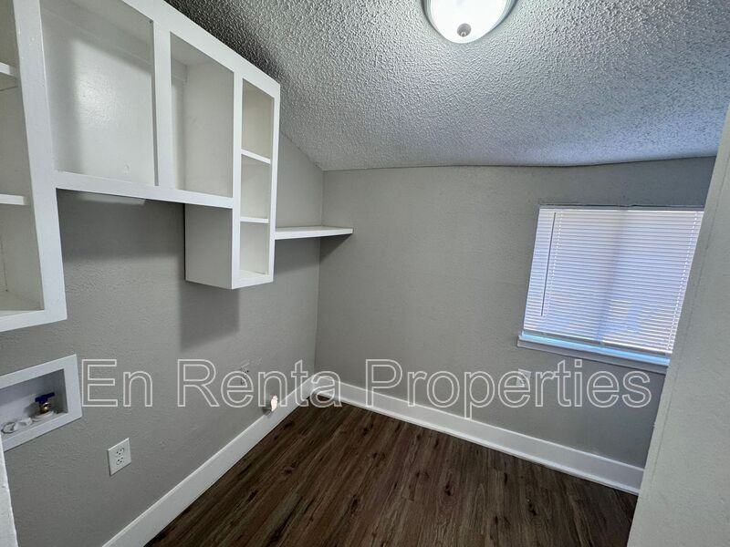716 W Broadus Ave - Photo 5 of 9