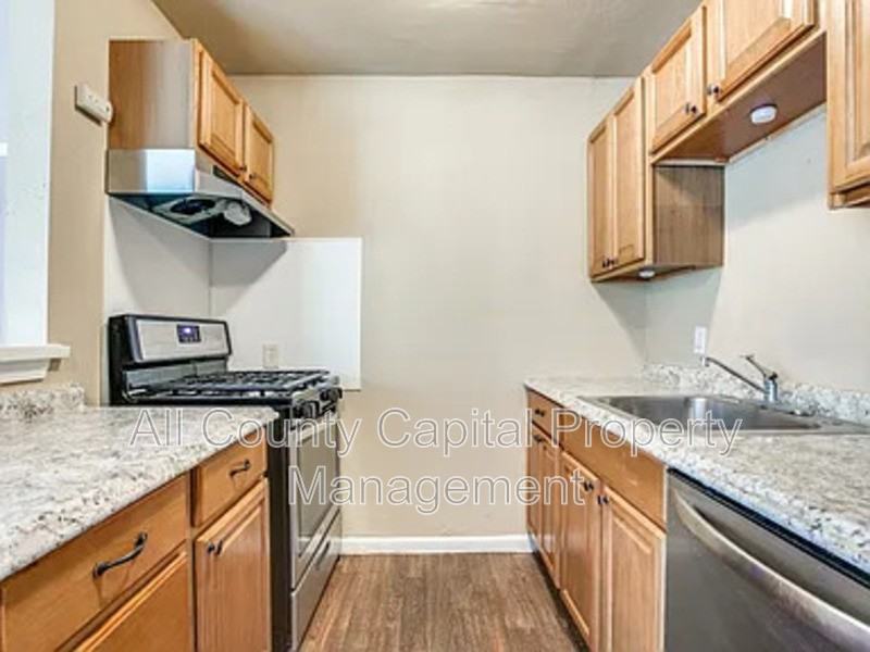 216 Lucas St #2 - Photo 3 of 9