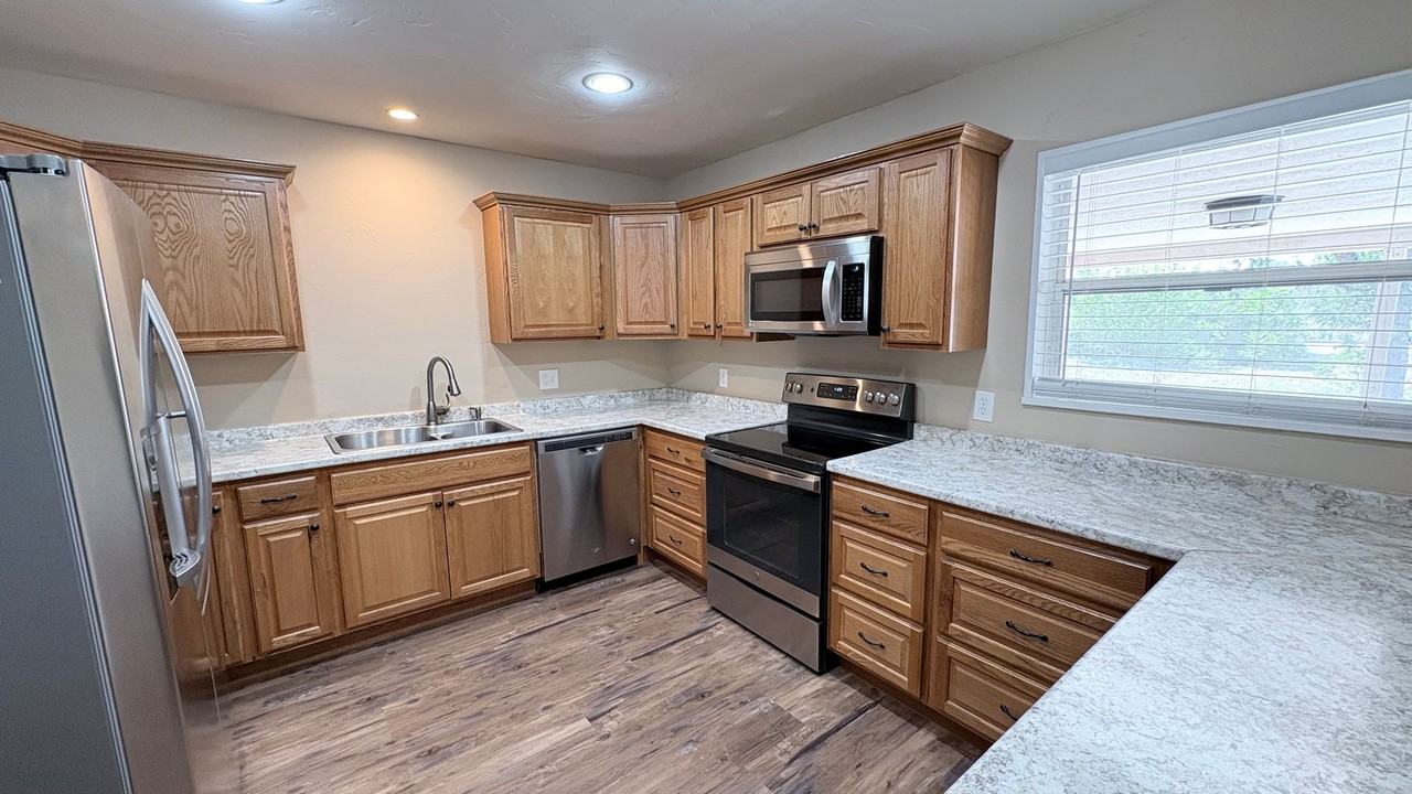 1808 W 3rd St - Photo 4 of 15