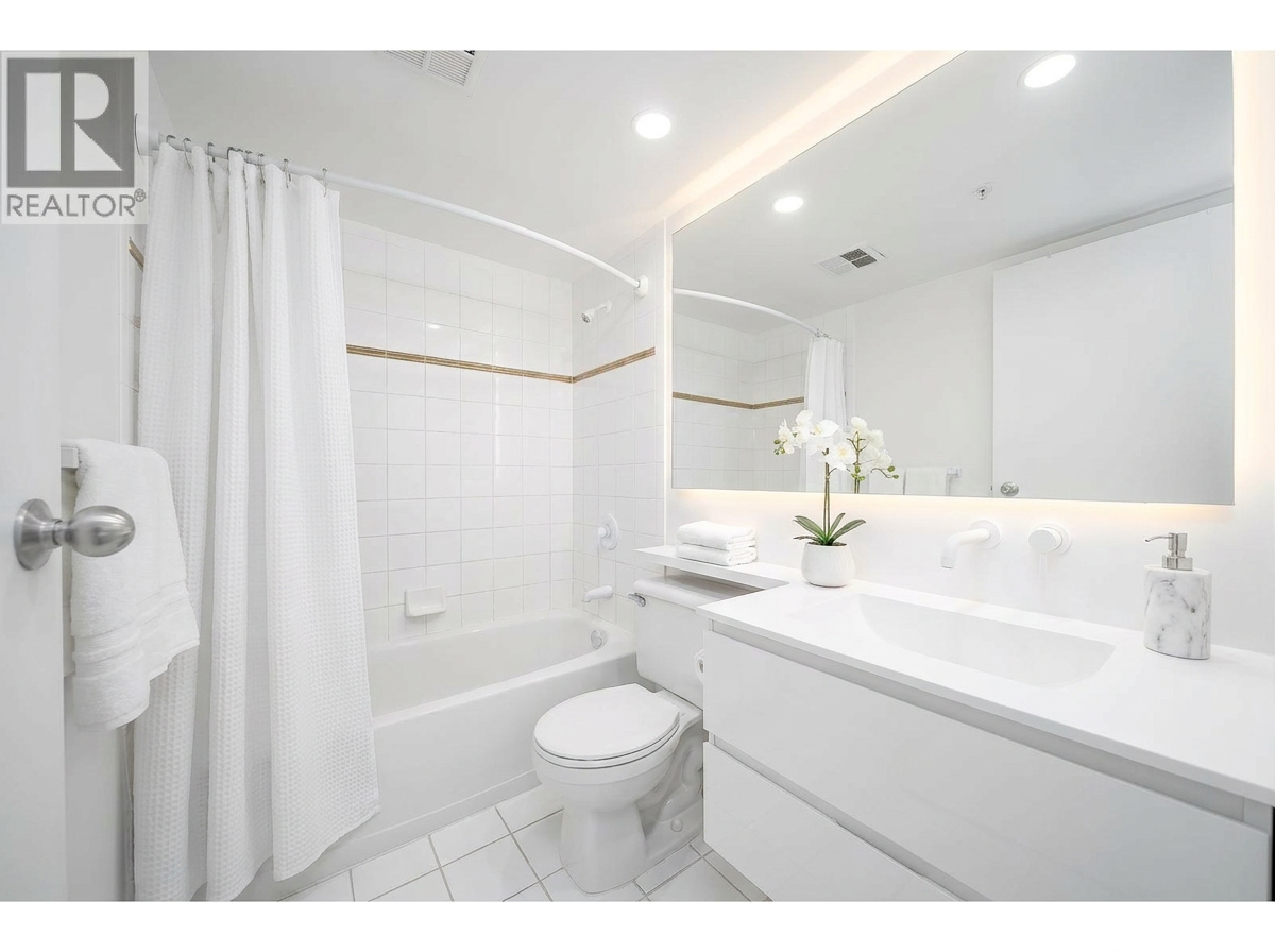 438 Seymour Street #2007 - Photo 4 of 9