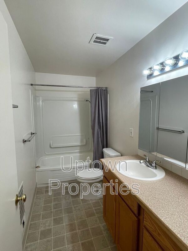 1420 Sw Bertha Blvd #C6 - Photo 4 of 7