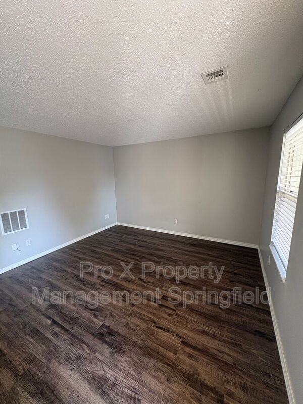 1138 E Walnut St #7 - Photo 2 of 10