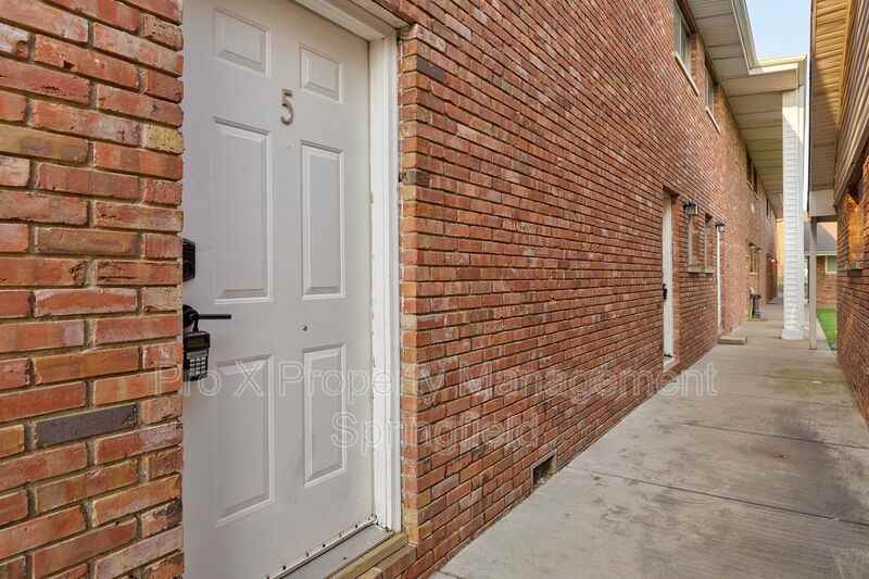 2929 E University St #5 - Photo 3 of 22