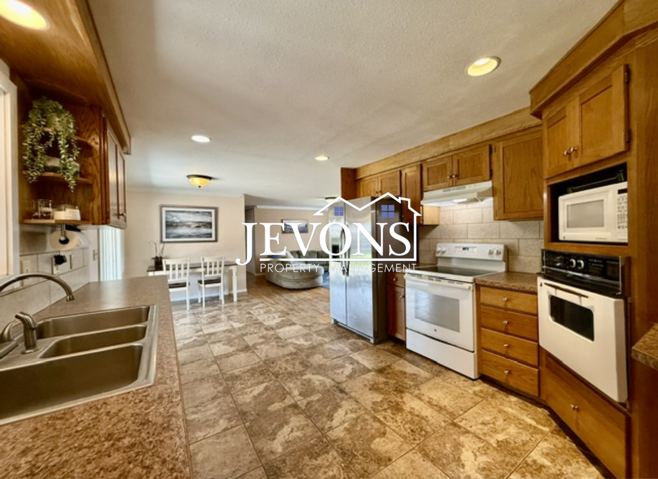 809 S 72nd Ave - Photo 4 of 8
