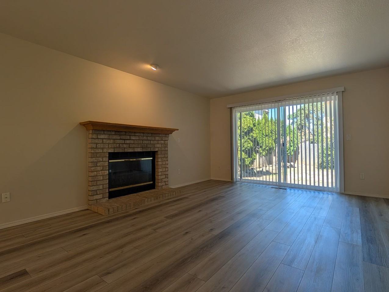 686 Oakdale Ave - Photo 2 of 23