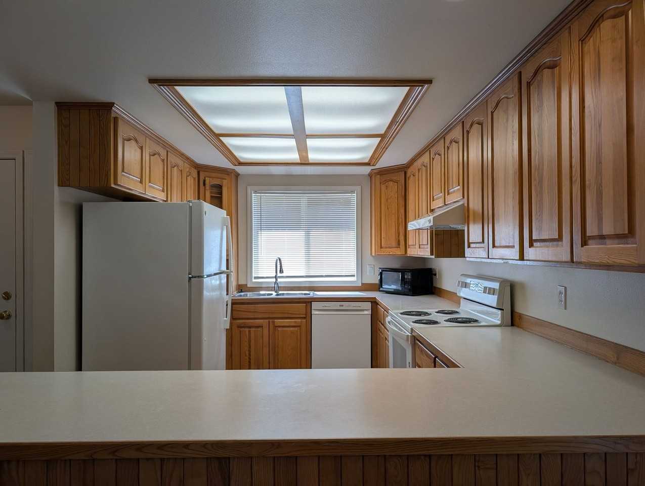 686 Oakdale Ave - Photo 4 of 23