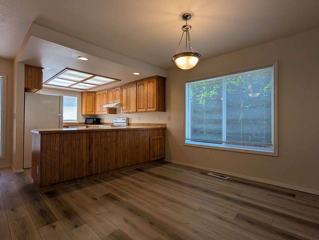 686 Oakdale Ave - Photo 6 of 23
