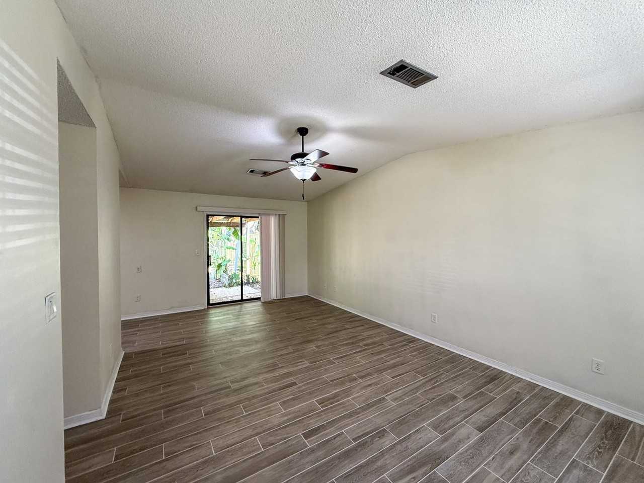 1035 Peakview Dr - Photo 3 of 17