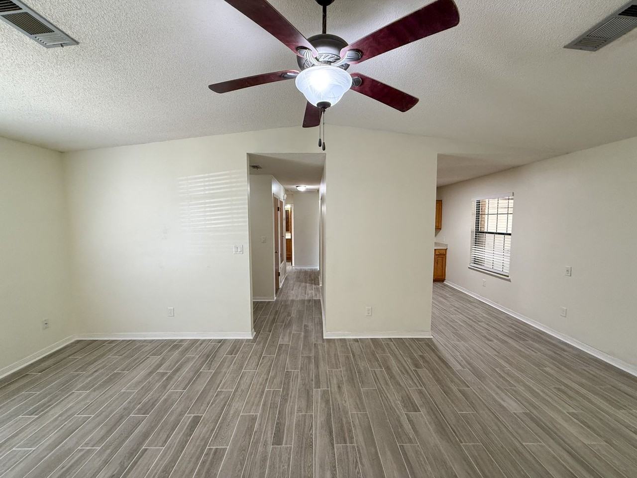 1035 Peakview Dr - Photo 4 of 17