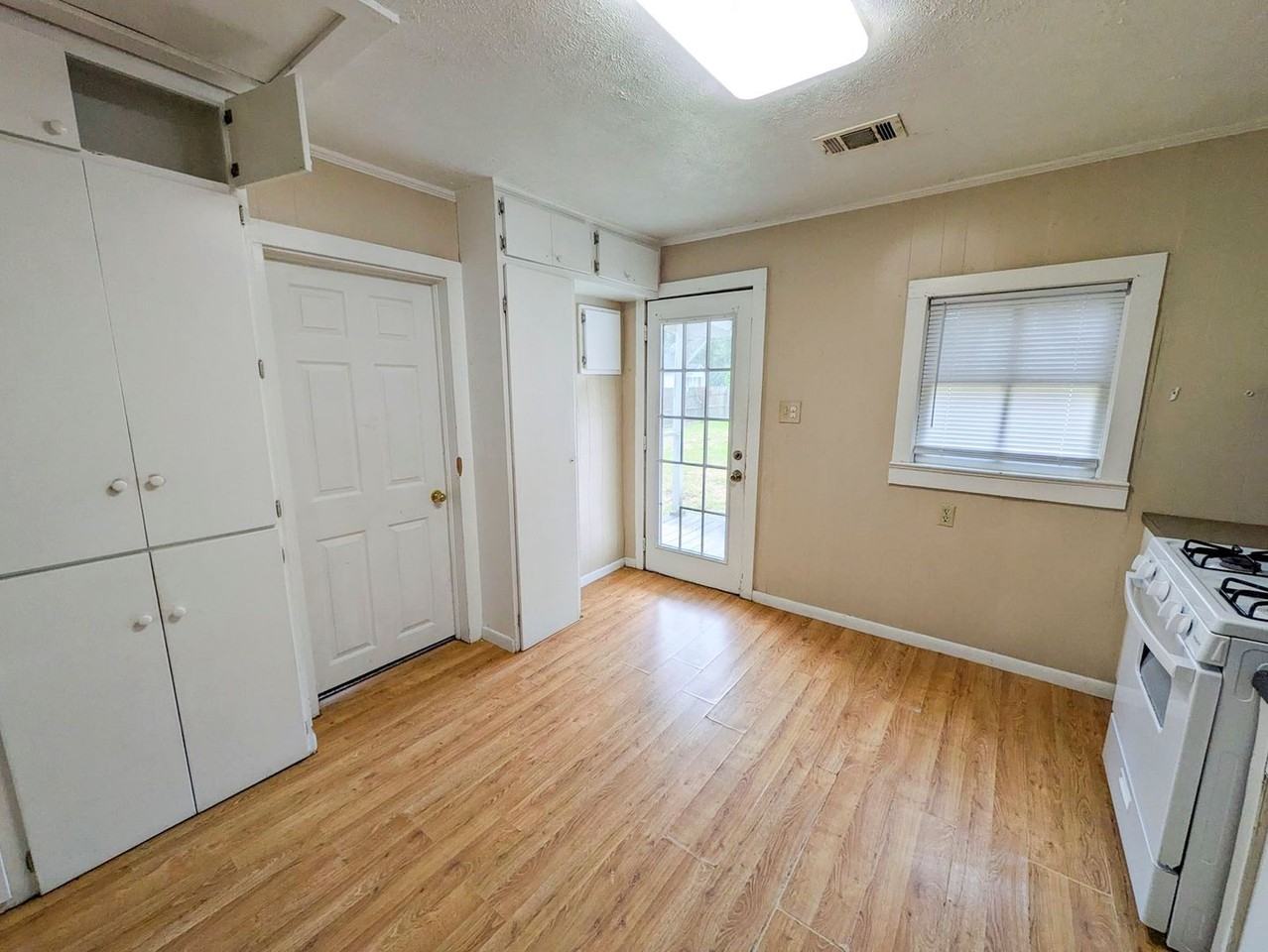 1030 Dallas St - Photo 5 of 14