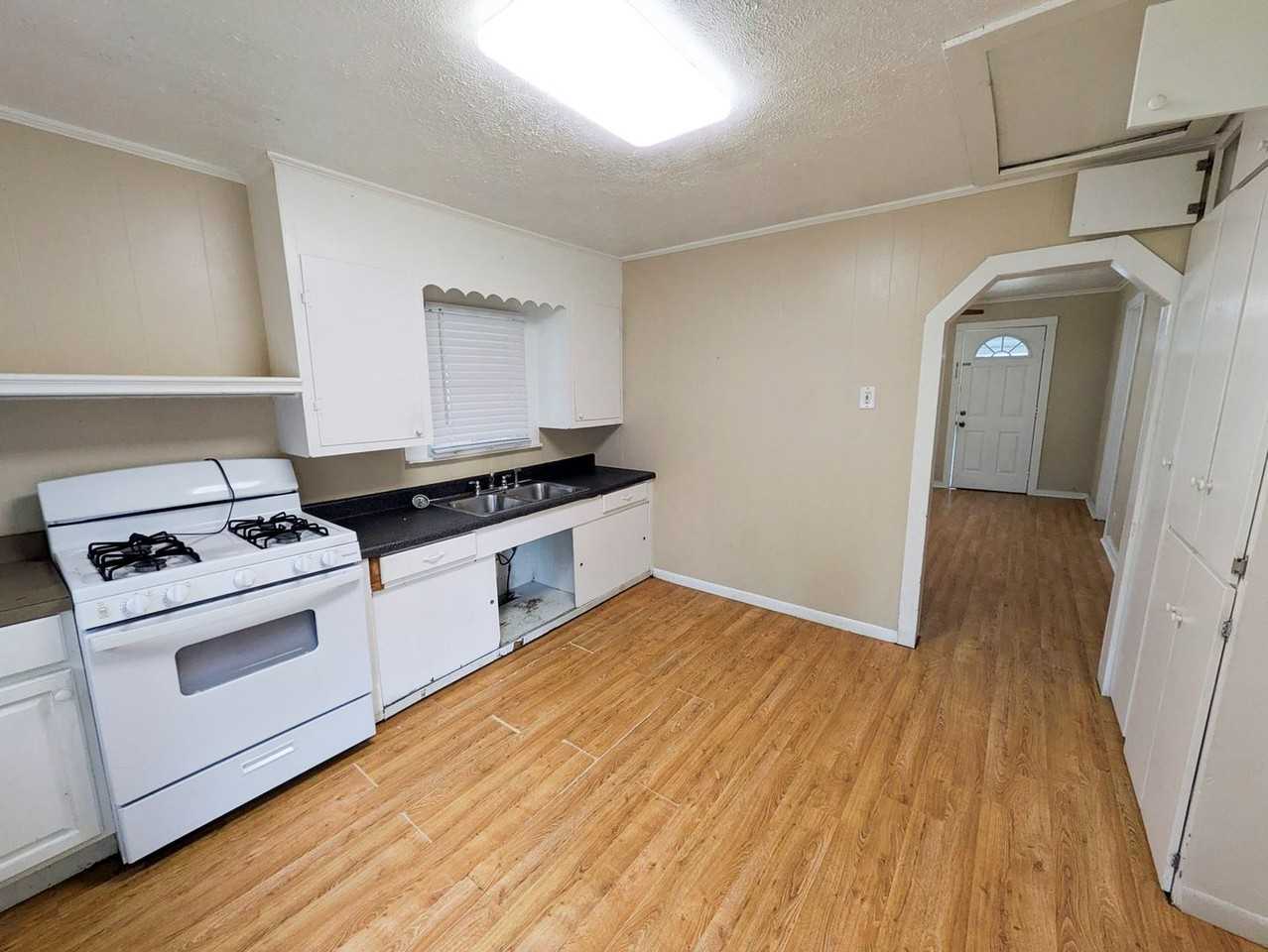 1030 Dallas St - Photo 6 of 14