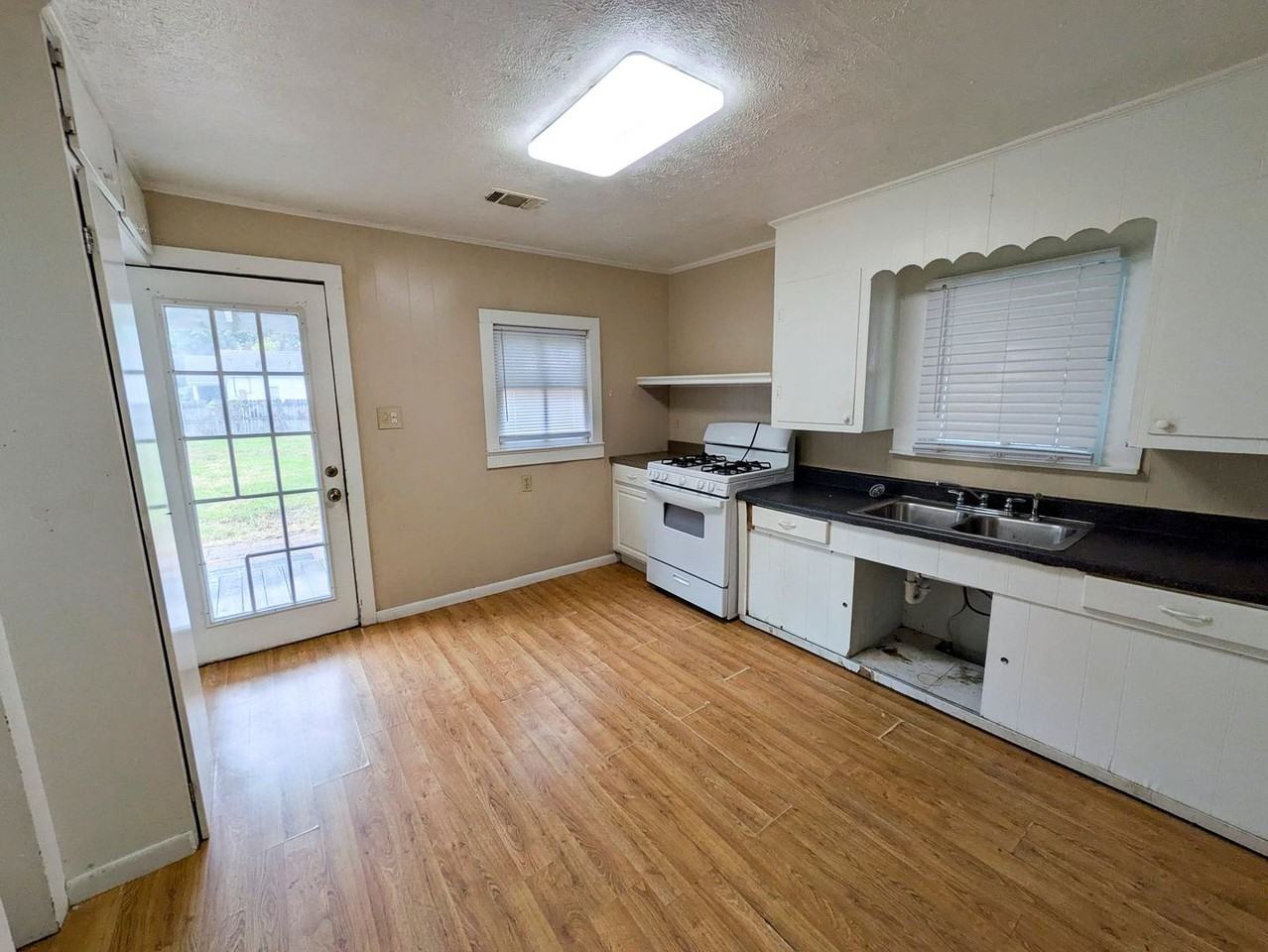 1030 Dallas St - Photo 7 of 14