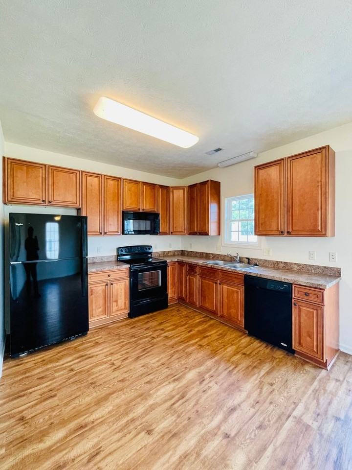 1023 Wellington Dr - Photo 4 of 14