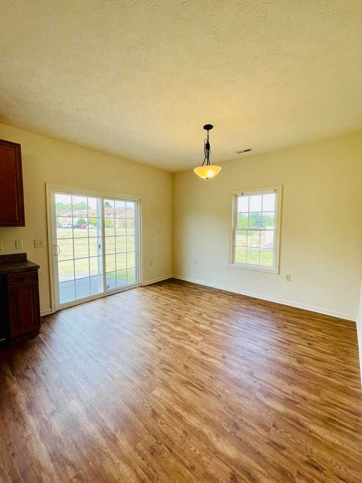 1023 Wellington Dr - Photo 5 of 14