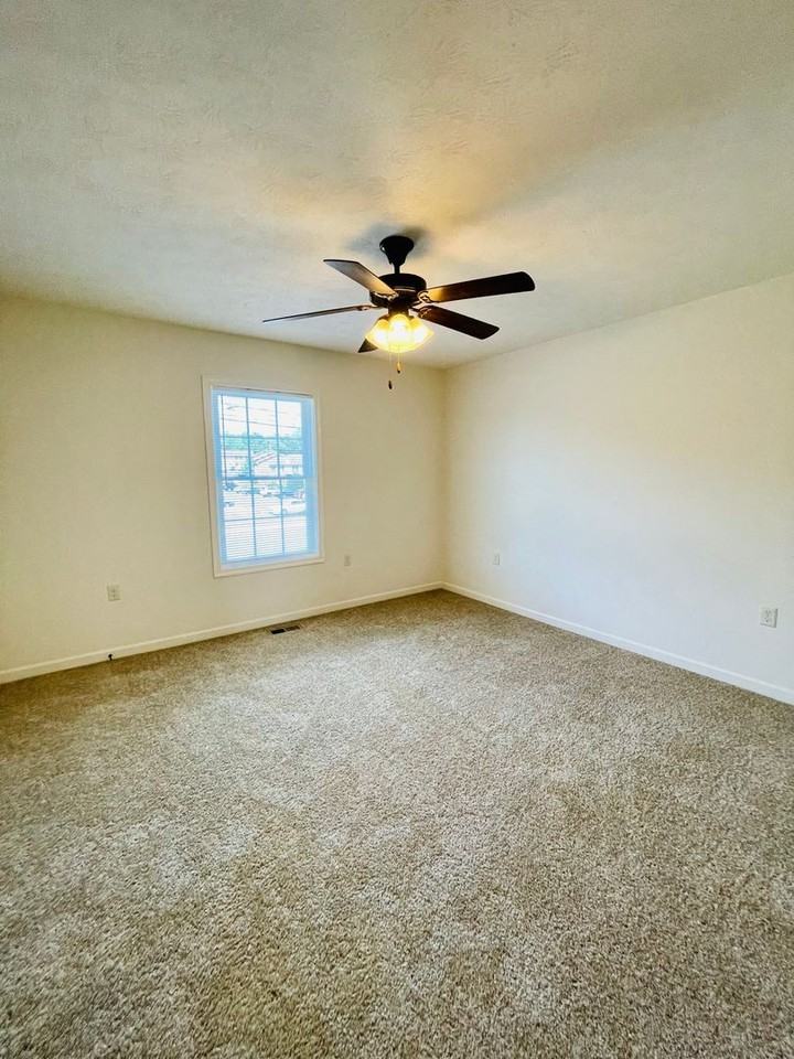 1023 Wellington Dr - Photo 7 of 14
