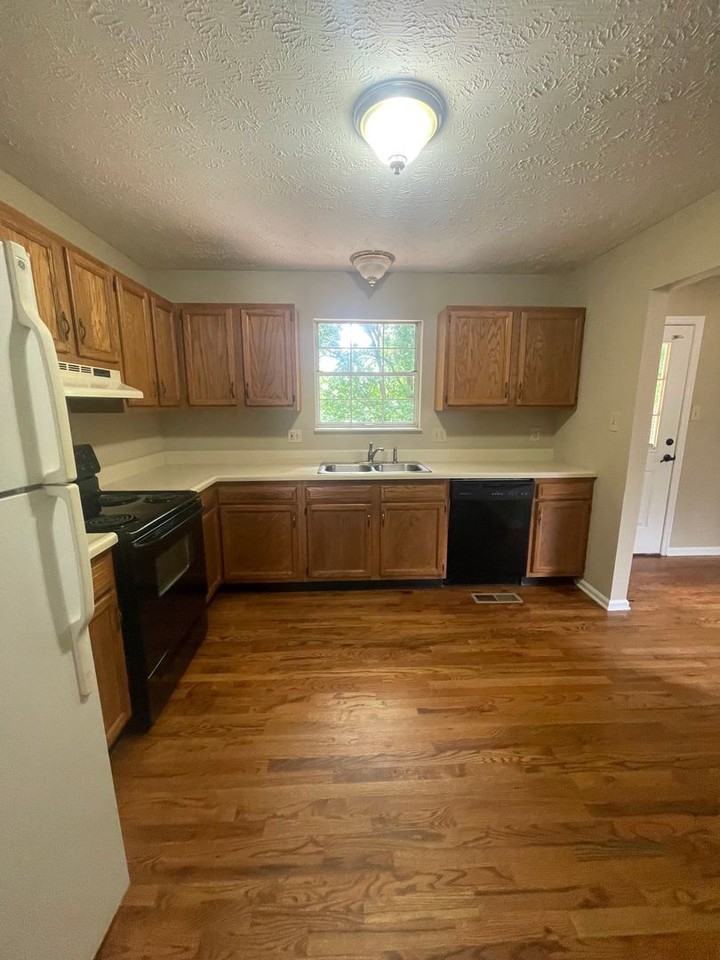 1337 Woodridge Dr - Photo 4 of 12