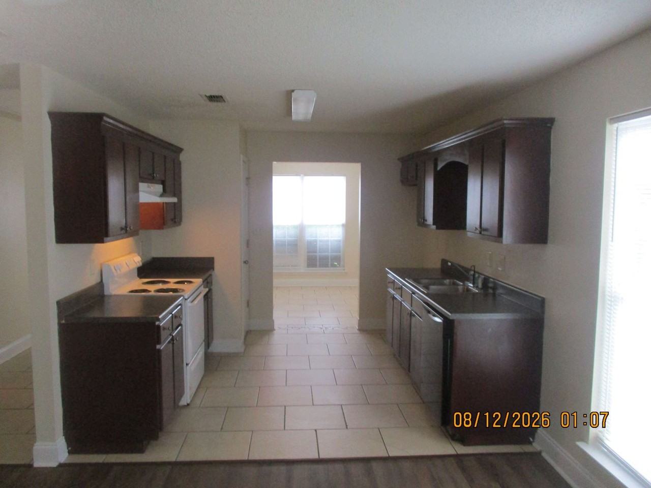 113 Laurelwood Ct - Photo 2 of 8