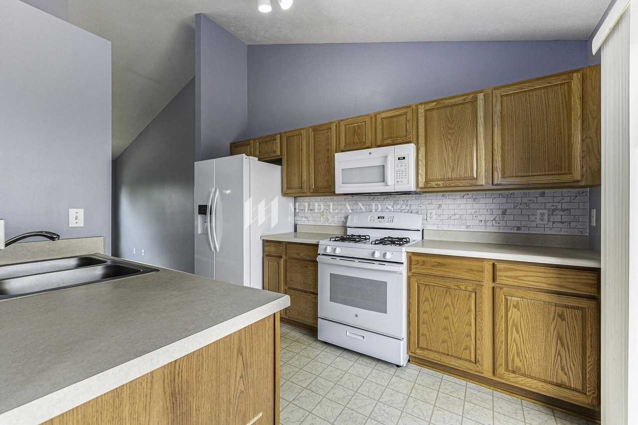 2704 Michaela St - Photo 5 of 15