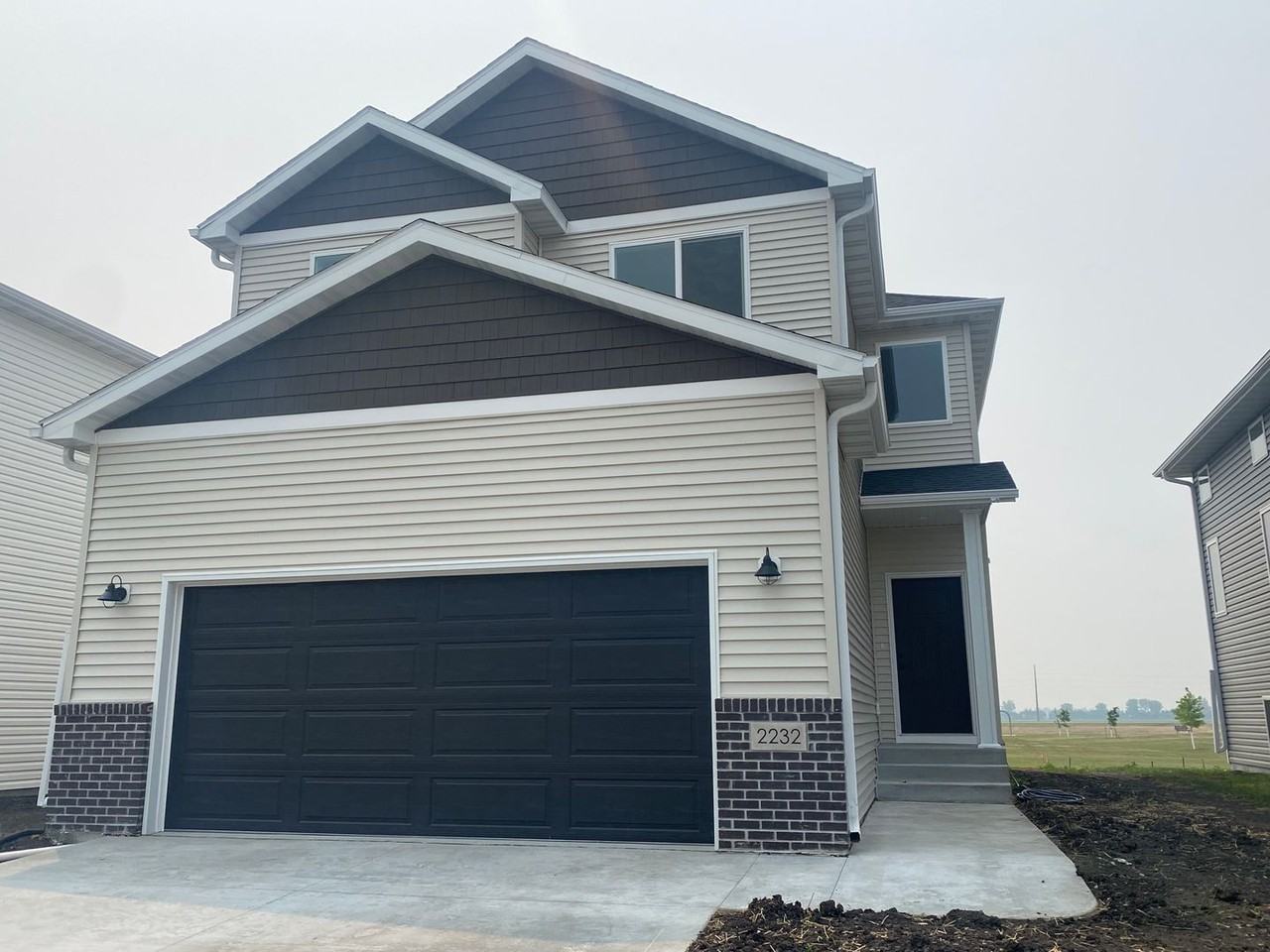 2232 Griffin Dr S - Photo 2 of 36