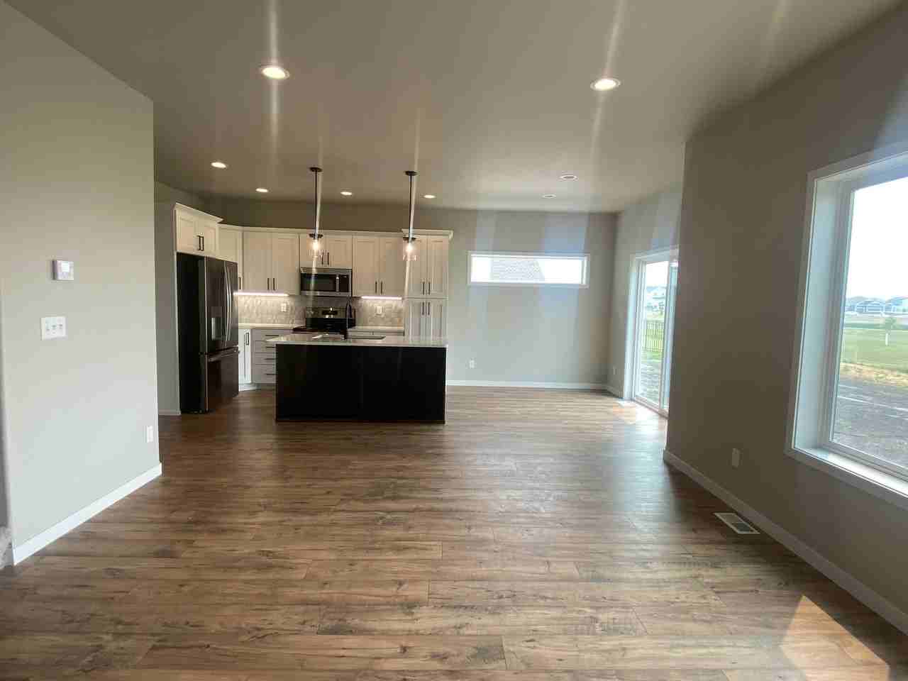 2232 Griffin Dr S - Photo 5 of 36