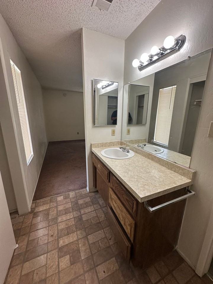 1001 Mcdonald Way - Photo 4 of 8