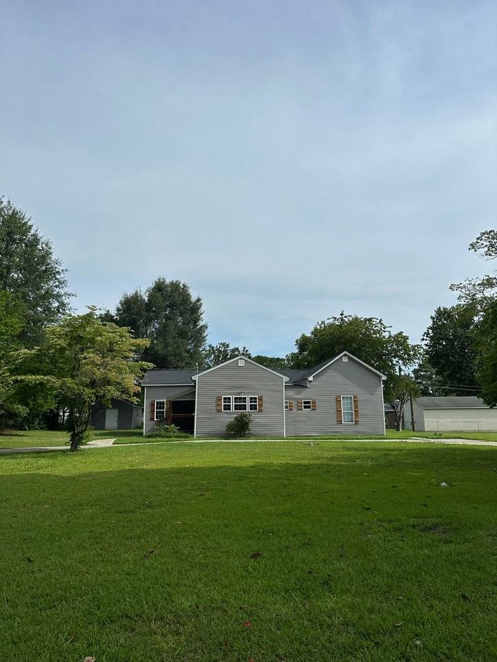 1008 Speight St - Photo 2 of 26