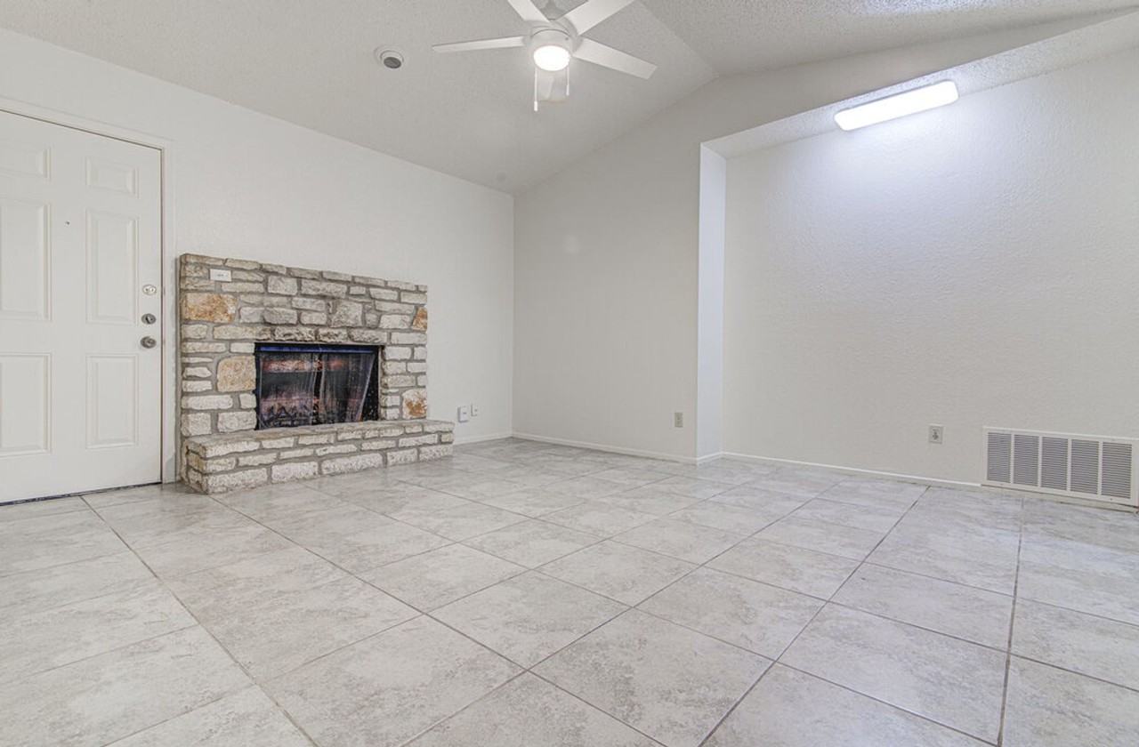 824 King Albert St - Photo 3 of 21