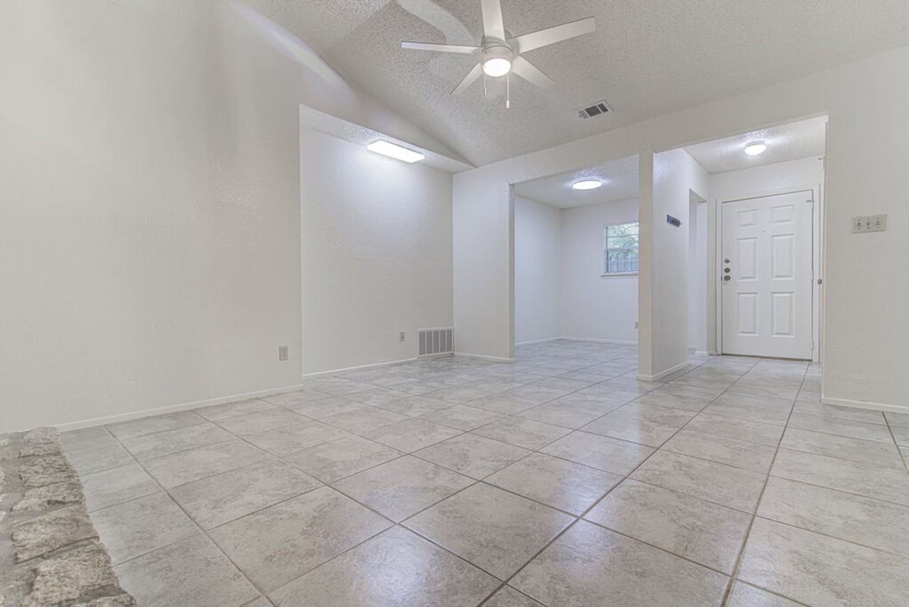 824 King Albert St - Photo 4 of 21