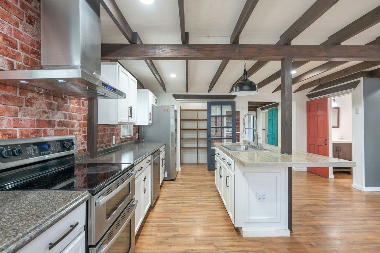 271 Bracewell St - Photo 2 of 36