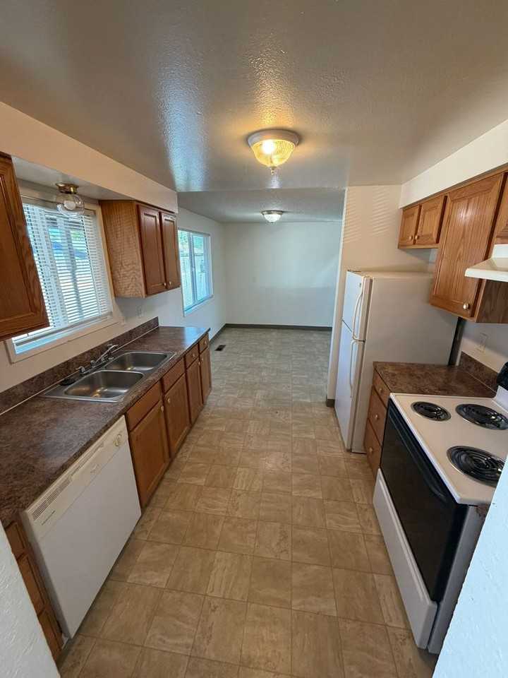 2523 Pine Ln Se - Photo 2 of 23
